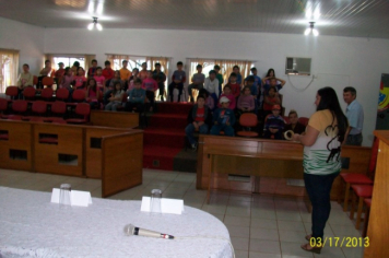 Foto - Visita de alunos das Professoras Leda Chagas e Sandra Palharini, da Escola Municipal de Ensino Fundamental Júlio Biasi, durante a Semana do Município.