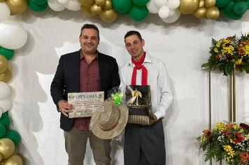 Foto - Sessão Solene em comemoração aos 26 anos de emancipação Politico - Administrativa de Capão do Cipó e entrega de diplomas de Honra ao Mérito.