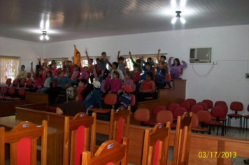 Foto - Visita de alunos das Professoras Leda Chagas e Sandra Palharini, da Escola Municipal de Ensino Fundamental Júlio Biasi, durante a Semana do Município.