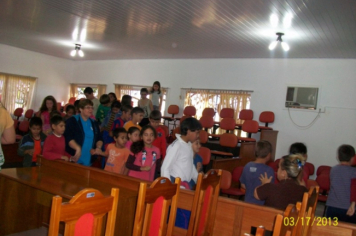 Foto - Visita de alunos das Professoras Leda Chagas e Sandra Palharini, da Escola Municipal de Ensino Fundamental Júlio Biasi, durante a Semana do Município.