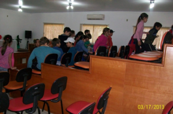 Foto - Visita de alunos das Professoras Leda Chagas e Sandra Palharini, da Escola Municipal de Ensino Fundamental Júlio Biasi, durante a Semana do Município.
