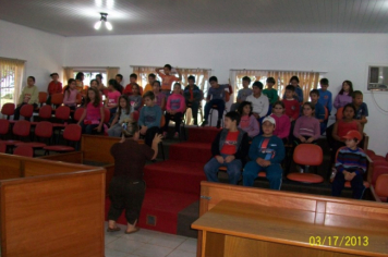 Foto - Visita de alunos das Professoras Leda Chagas e Sandra Palharini, da Escola Municipal de Ensino Fundamental Júlio Biasi, durante a Semana do Município.