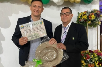 Foto - Sessão Solene em comemoração aos 26 anos de emancipação Politico - Administrativa de Capão do Cipó e entrega de diplomas de Honra ao Mérito.