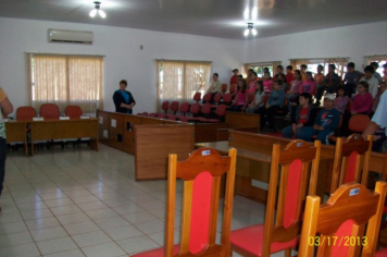 Foto - Visita de alunos das Professoras Leda Chagas e Sandra Palharini, da Escola Municipal de Ensino Fundamental Júlio Biasi, durante a Semana do Município.