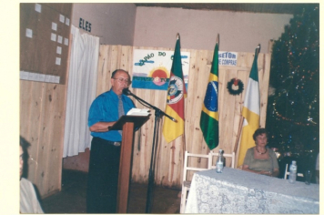 Foto - Sessão Solene de entrega de títulos de Cidadão Honorário aos Srs. Maximiliano Stacowski e Vulmar Silveira Leite, no Clube Aliança, antiga sede da Câmara de Vereadores