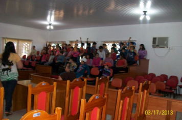 Foto - Visita de alunos das Professoras Leda Chagas e Sandra Palharini, da Escola Municipal de Ensino Fundamental Júlio Biasi, durante a Semana do Município.