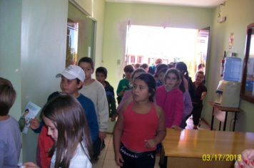 Foto - Visita de alunos das Professoras Leda Chagas e Sandra Palharini, da Escola Municipal de Ensino Fundamental Júlio Biasi, durante a Semana do Município.