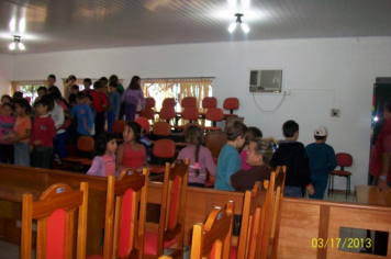 Foto - Visita de alunos das Professoras Leda Chagas e Sandra Palharini, da Escola Municipal de Ensino Fundamental Júlio Biasi, durante a Semana do Município.