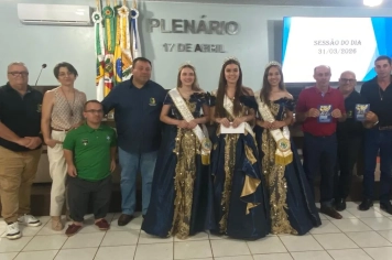 Soberanas entregam o convite da Expo Cipó para os vereadores.